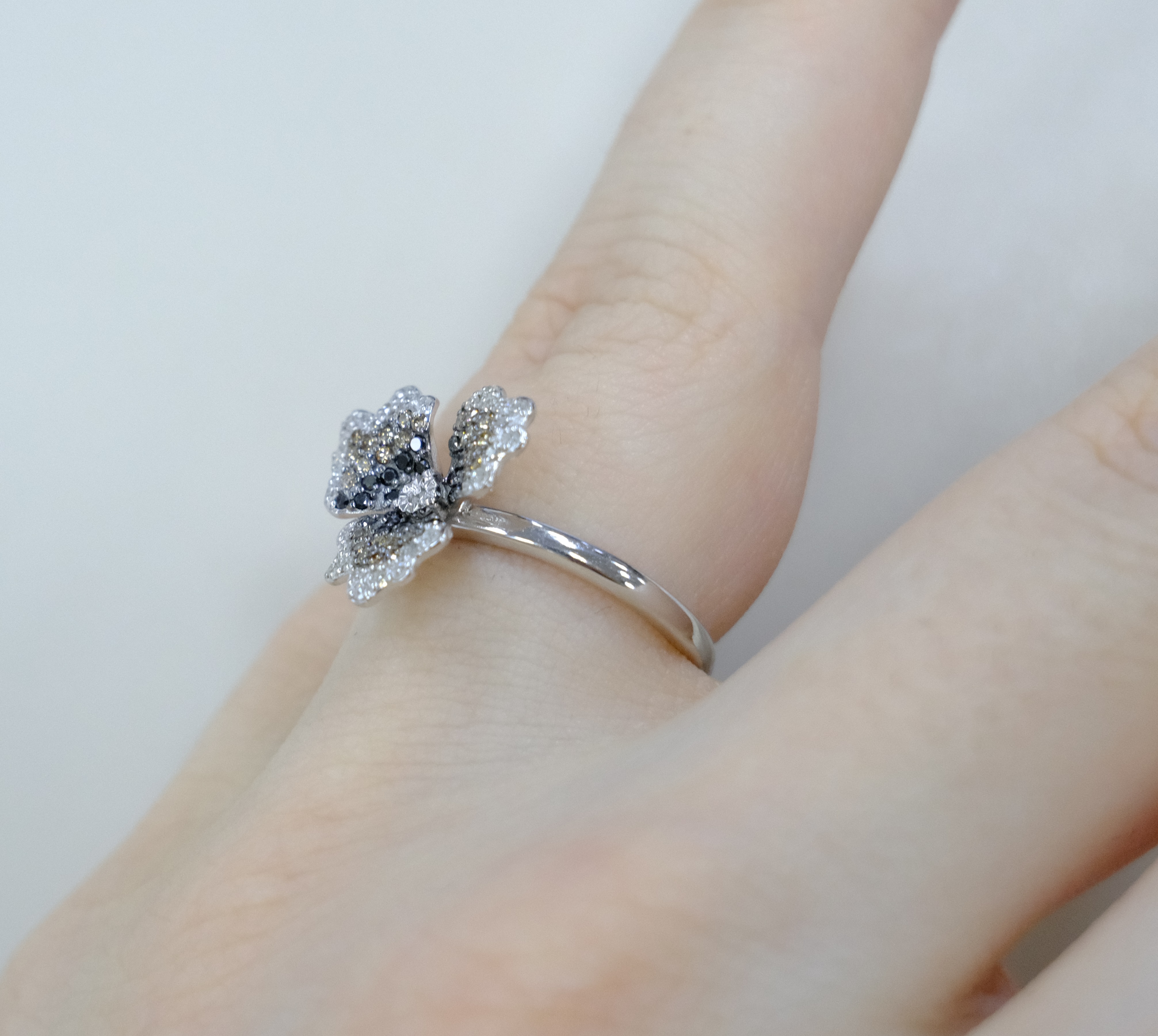 Кольцо из белого золота с бриллиантами "Цветок"